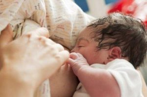 Come vincere la noia mentre allattate vostro figlio