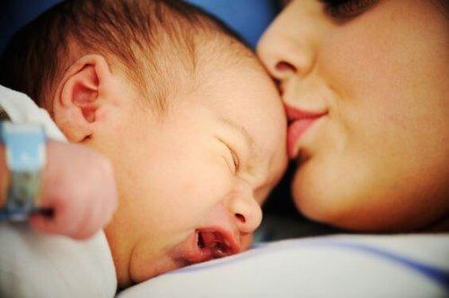 Mamma che bacia figlio in testa