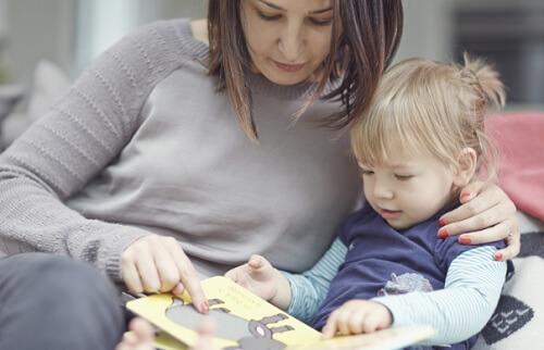 mamma che legge con figlia