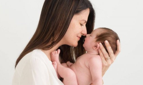 Mamma con neonato in braccio