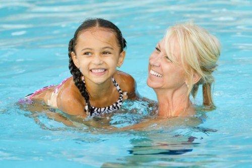 mamma e figlia in piscina
