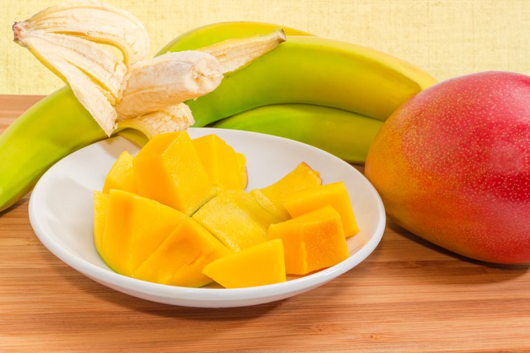 La banana e il mango sono i protagonisti di una delle ricette di omogeneizzati per bambini dai 6 ai 9 mesi.