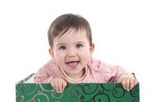 Orecchini ai bebè: sì o no?