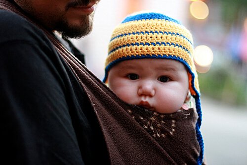 Bambino in una fascia