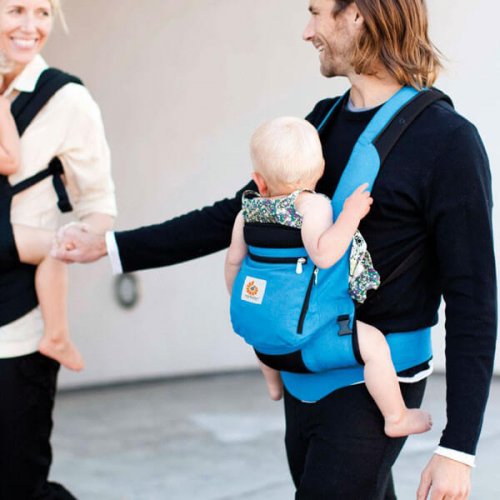 Mamma e papà con dei porta-bebè