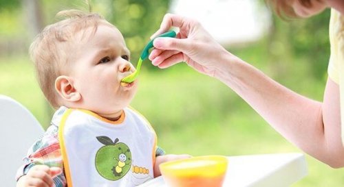 I cibi semisolidi sono alimenti di cui ha bisogno il bambino a partire dai 6 mesi di età