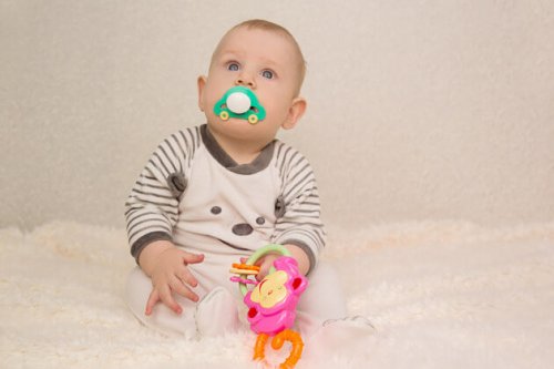 Bambino con il ciuccio