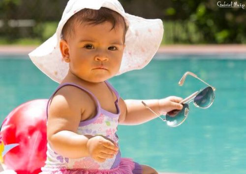 Quando facciamo prendere il sole ai bambini, è necessario assumere alcune precauzioni
