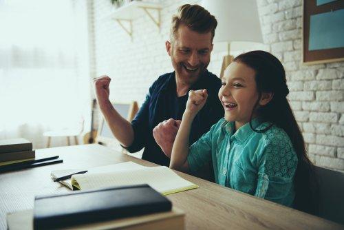 bambina che ride mentre gioca con il padre