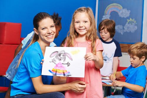 bambina con maestra mostra disegno 