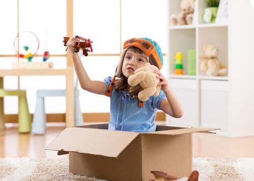Bambina mentre gioca con giocattoli DIY