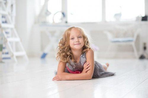 bambina sdraiata sul pavimento