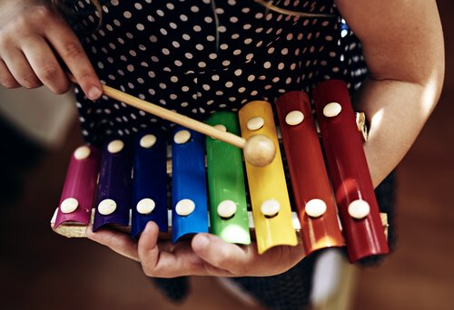 Tra i giochi musicali per bambini rientrano anche gli strumenti, come lo xilofono