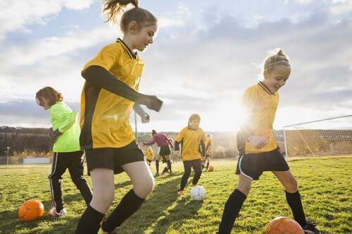bambine che giocano a calcio