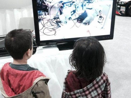bambini che guardano televisione