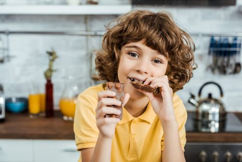 bambino che mangia cioccolato