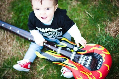 Bambino con chitarra