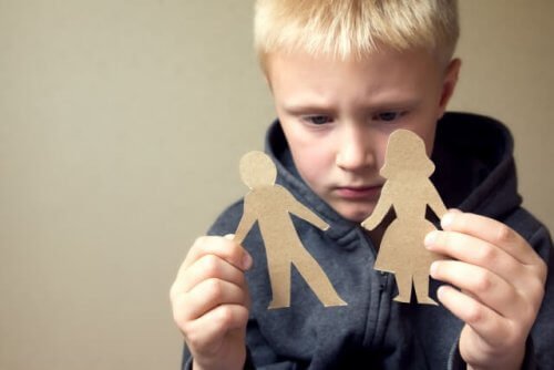 bambino con figure di carta in mano