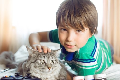 Bambino con il suo gatto