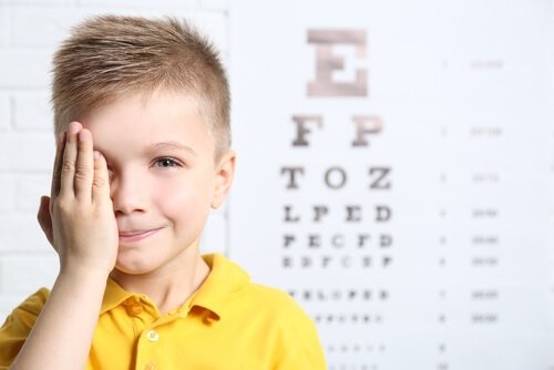 Bambino dall'oculista