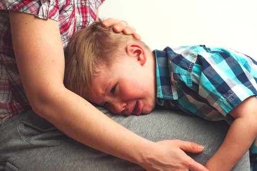 Un bambino che soffre di mammite piange, urla e vuole solo la mamma