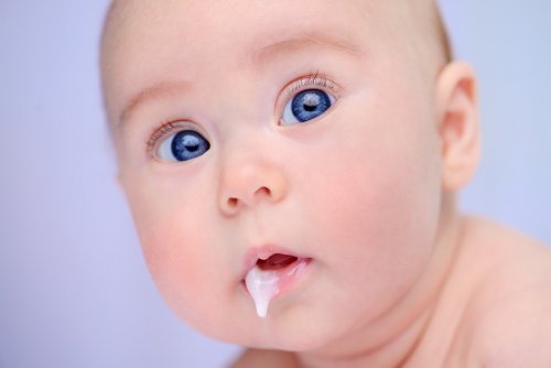 Uno dei motivi per cui il bambino vomita dopo mangiato potrebbe essere la composizione o la quantità di latte