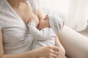 Il neonato vomita dopo mangiato. Devo preoccuparmi?