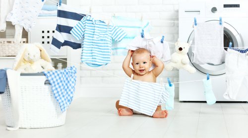 Un altro ottimo modo per usare i vestiti che non vanno più bene al bambino è rivenderli, a un prezzo più basso.