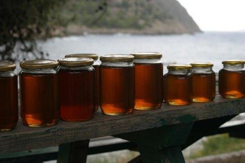 barattoli di miele su tavolo 