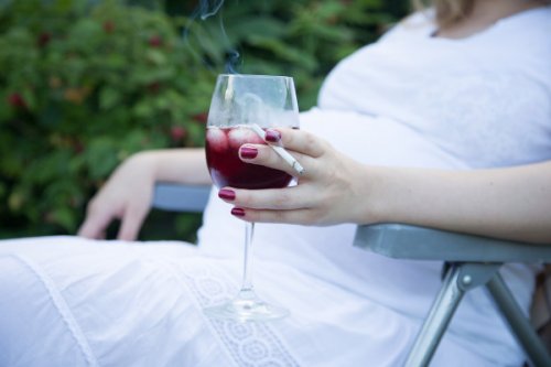 Abitudini poco salutari come l'alcol e il fumo possono provocare un aborto spontaneo