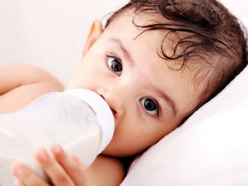 Una delle manie dei bambini con il biberon