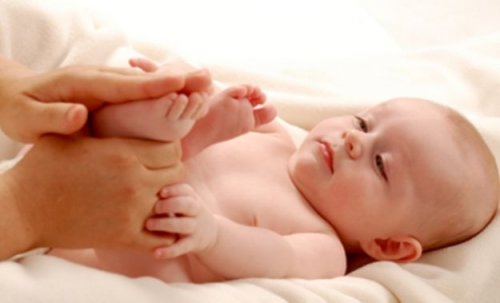 Riflessologia nei neonati e nei bambini per alleviare diversi malesseri
