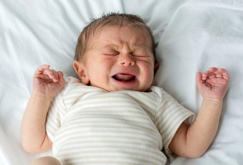 Coliche se i neonati piangono nel sonno