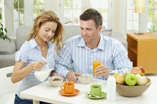 coppia che fa colazione insieme