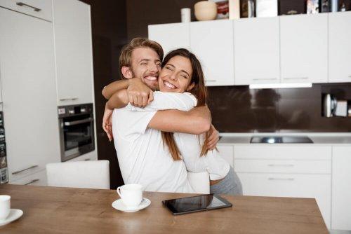 coppia che si abbraccia in cucina