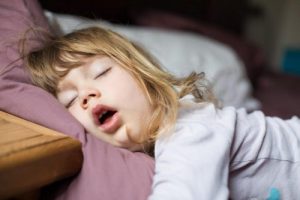 Cosa fare se mio figlio respira solo dalla bocca?