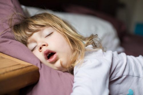 Cosa fare se mio figlio respira solo dalla bocca?