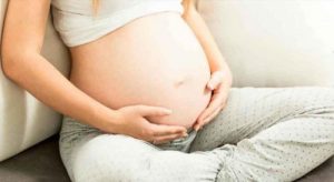 Una donna a cui è stato indotto il parto con la forza