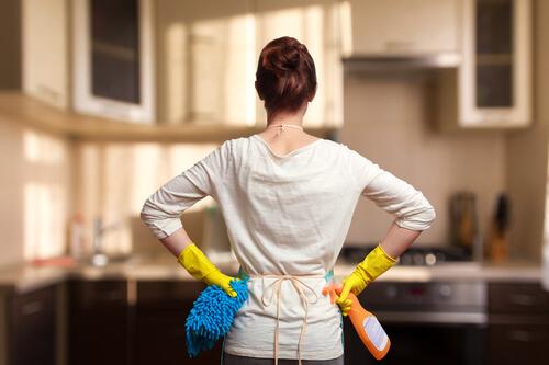 donna che pulisce cucina 