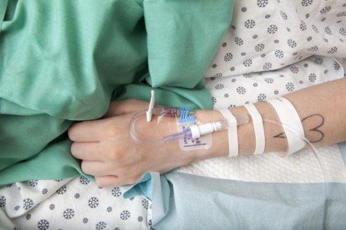 donna in ospedale con flebo