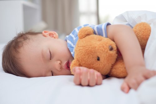 non è raro che i bambini vogliano dormire con il proprio pupazzo di peluche