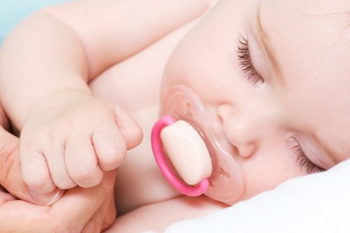 È positivo per i bambini dormire con il ciuccio?