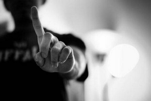 Genitore che sgrida il figlio