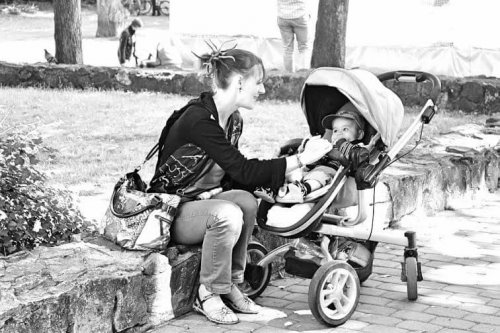 Giovane mamma con il suo primo figlio