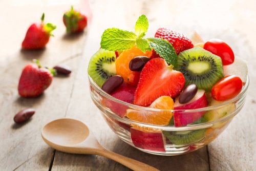 La frutta è uno degli alimenti da mangiare per aumentare le difese immunitarie dopo il parto.