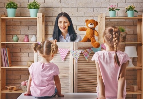 Madre insegna con dei burattini