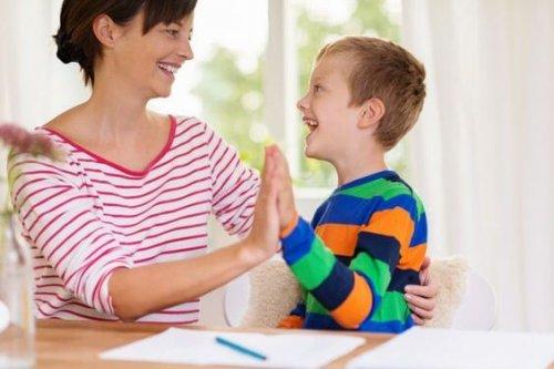 mamma che gioca con figlio sul tavolo