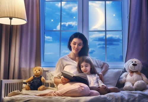 mamma che legge fiaba alla figlia