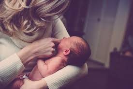 mamma con bimbo in braccio