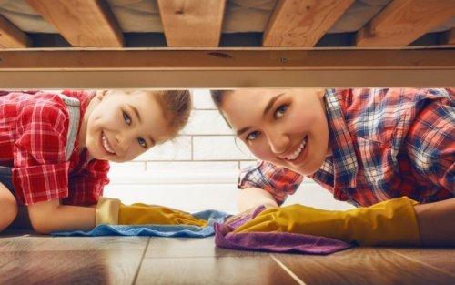 mamma e figlio che puliscono pavimento 